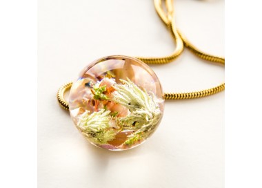 Naszyjnik pozłacany z żywicy z wrzosem i mchem na pozłacanym łańcuszku 1