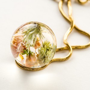 Naszyjnik pozłacany z żywicy z wrzosem i mchem