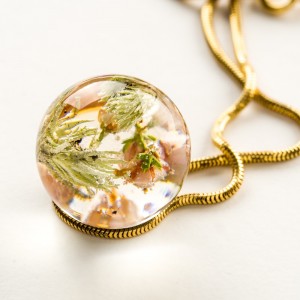 Naszyjnik pozłacany z żywicy z wrzosem i mchem