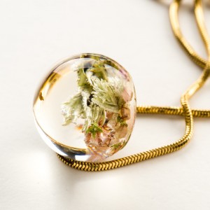 Naszyjnik pozłacany z żywicy z wrzosem i mchem