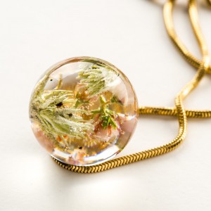 Naszyjnik pozłacany z żywicy z wrzosem i mchem