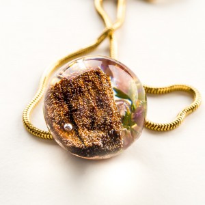 Pozłacany naszyjnik damski z kwiatami drewnem, Polska biżuteria.