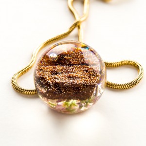 Pozłacany naszyjnik damski z kwiatami drewnem, Polska biżuteria.