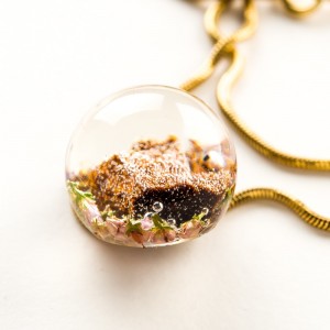 Pozłacany naszyjnik damski z kwiatami drewnem, Polska biżuteria.