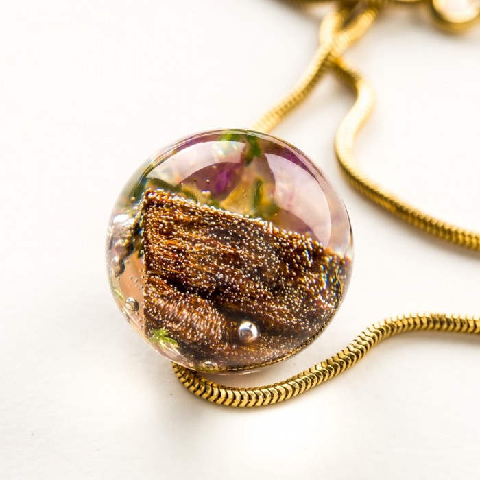 Pozłacany naszyjnik damski z kwiatami drewnem, Polska biżuteria.