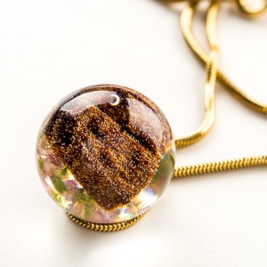 Pozłacany naszyjnik damski z kwiatami drewnem, Polska biżuteria.