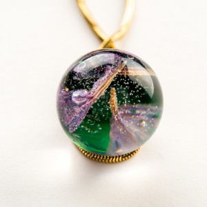 Naszyjnik srebrny złocony z zielono fioletowym oczkiem.