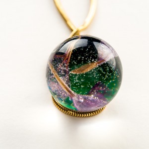 Naszyjnik srebrny złocony z zielono fioletowym oczkiem.
