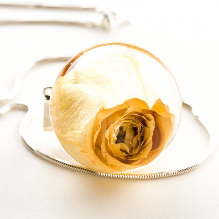 Naszyjnik z różą- Polska biżuteria handmade.