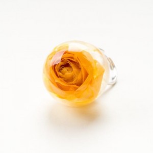 Srebrny pierścionek z dużym oczkiem- żółtą różą.