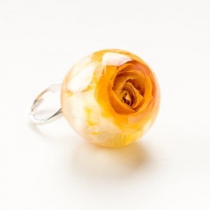 Srebrny pierścionek z dużym oczkiem- zółtą różą.  1