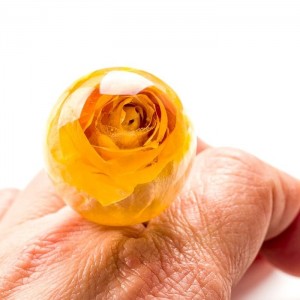 Srebrny pierścionek z dużym oczkiem- żółtą różą.