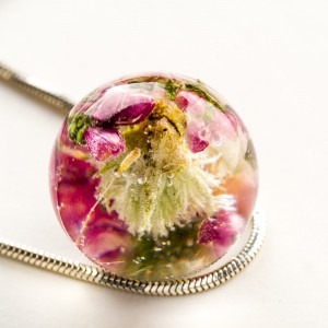 Naszyjniki z kwiatami w środku, Polska biżuteria handmade.