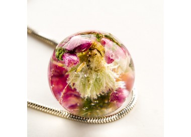Naszyjniki z kwiatami w środku, Polska biżuteria handmade.