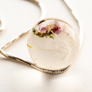 Srebrny naszyjnik z białą zawieszką-Polska biżuteria handmade.