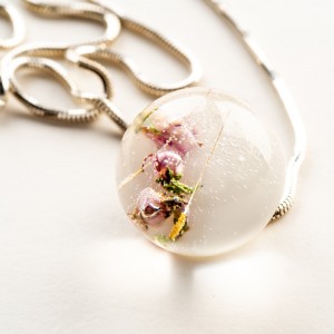 Srebrny naszyjnik z białą zawieszką-Polska biżuteria handmade.