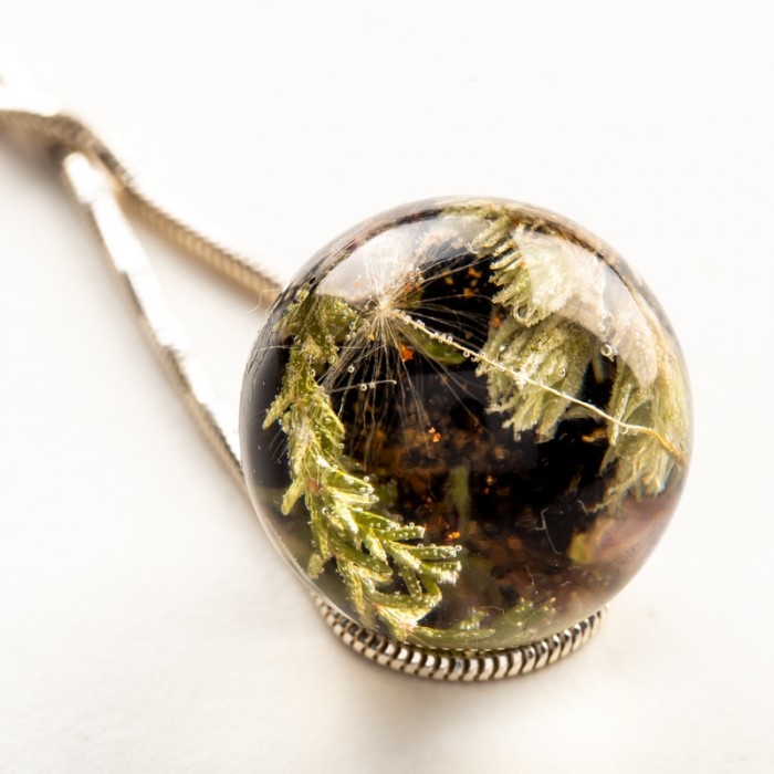 Biżuteria modowa czarna z kwiatami i roślinami.