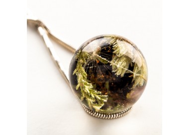 Biżuteria modowa czarna z kwiatami i roślinami.