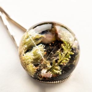 Biżuteria modowa czarna z kwiatami i roślinami.