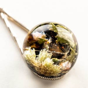 Biżuteria modowa czarna z kwiatami i roślinami.