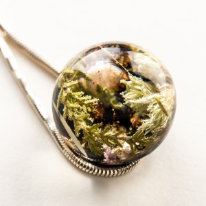 Biżuteria modowa czarna z kwiatami i roślinami.