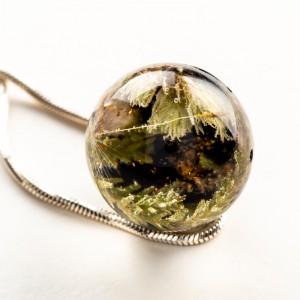 Biżuteria modowa czarna z kwiatami i roślinami.