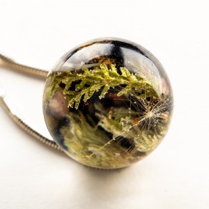 Biżuteria modowa czarna z kwiatami i roślinami.