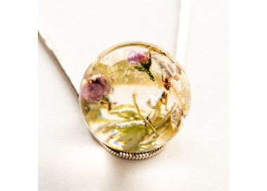 Biżuteria ręcznie robiona z kwiatami.