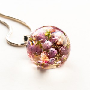 Biżuteria kwiaty w żywicy na srebrnym łańcuszku.