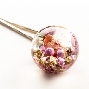 Biżuteria kwiaty w żywicy na srebrnym łańcuszku.