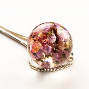 Biżuteria kwiaty w żywicy na srebrnym łańcuszku.