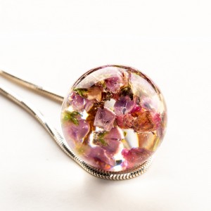 Biżuteria kwiaty w żywicy na srebrnym łańcuszku.