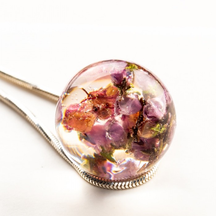 Biżuteria kwiaty w żywicy na srebrnym łańcuszku.