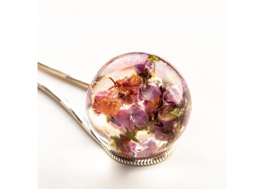 Biżuteria kwiaty w żywicy na srebrnym łańcuszku.