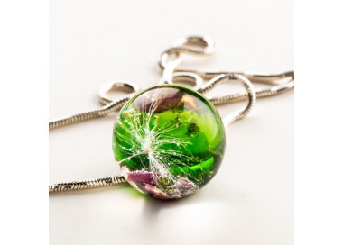 Zielona biżuteria z motywem roślinnym.