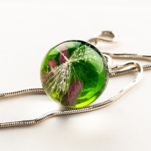 Zielona biżuteria z motywem roślinnym.