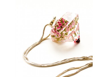 Duży naszyjnik do sukienki w kształcie diamentu.