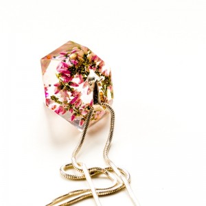 Duży naszyjnik do sukienki w kształcie diamentu.