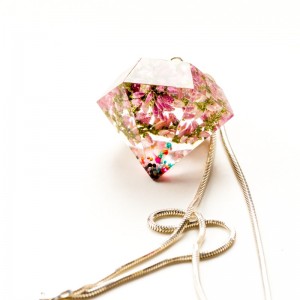 Duży naszyjnik do sukienki w kształcie diamentu.