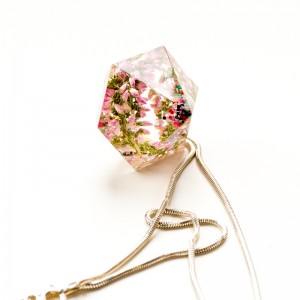 Duży naszyjnik do sukienki w kształcie diamentu.