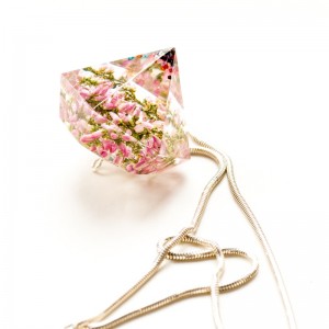 Duży naszyjnik do sukienki w kształcie diamentu.