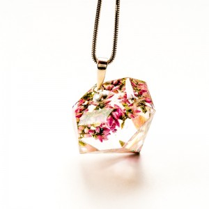 Duży naszyjnik do sukienki w kształcie diamentu.