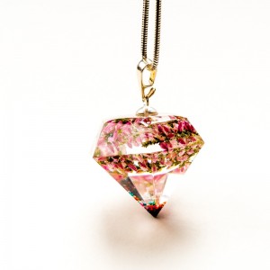 Duży naszyjnik do sukienki w kształcie diamentu.