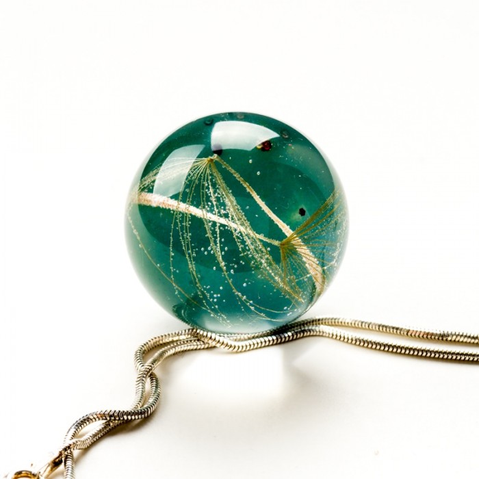 Duży zielony naszyjnik do sukienki.