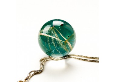 Duży zielony naszyjnik do sukienki.