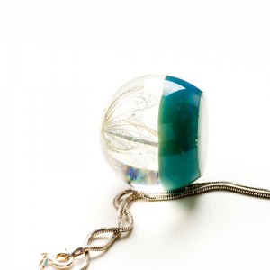 Duży zielony naszyjnik do sukienki.