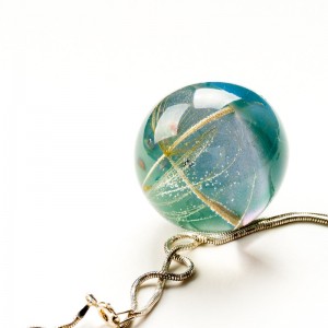 Duży zielony naszyjnik do sukienki.