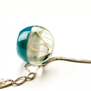 Duży zielony naszyjnik do sukienki.