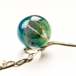 Duży zielony naszyjnik do sukienki.