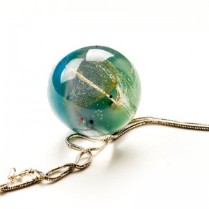 Duży zielony naszyjnik do sukienki.